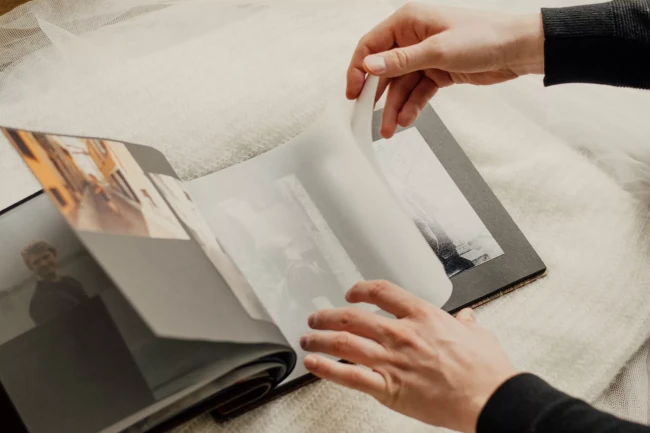 04_Drewniany album na zdjęcia wklejane - grawer Memories.webp